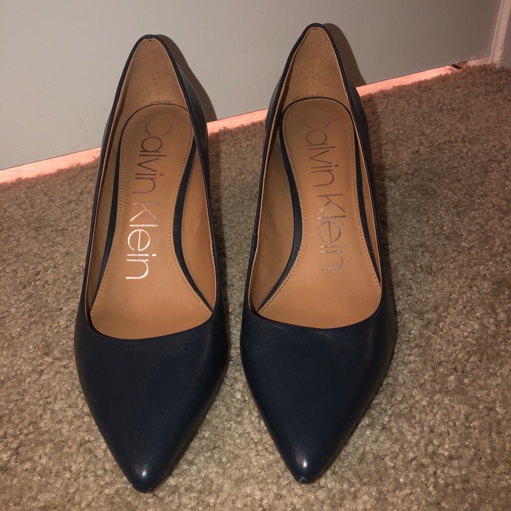 NAVY BLUE CALVIN KLEIN GAYLE POINTED-TOE PUMPS
